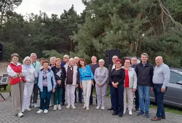 Seniorzy z Nowych Dóbr bawili się przy ognisku. Była muzyka i taniec