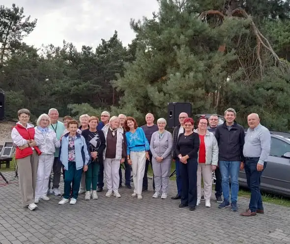 Seniorzy z Nowych Dóbr bawili się przy ognisku. Była muzyka i taniec