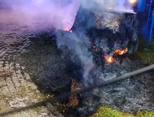 Pożar witacza dożynkowego w Storlusie — akcja OSP Papowo Biskupie