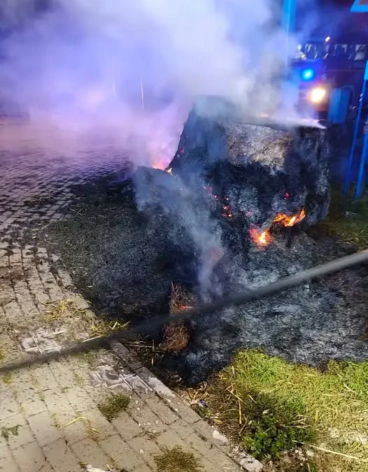 Pożar witacza dożynkowego w Storlusie — akcja OSP Papowo Biskupie