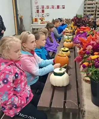 Uczniowie klasy 3b na farmie kwiatowej Multi Flowers w Brukach Unisławskich