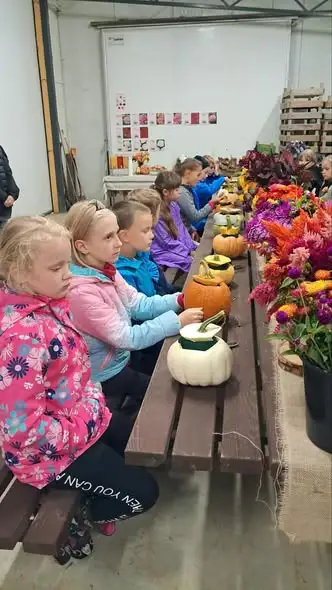 Uczniowie klasy 3b na farmie kwiatowej Multi Flowers w Brukach Unisławskich