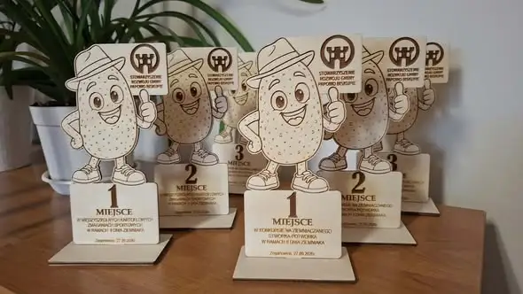 II Dzień Ziemniaka w Zegartowicach – drewniane medale i statuetki dla uczestników