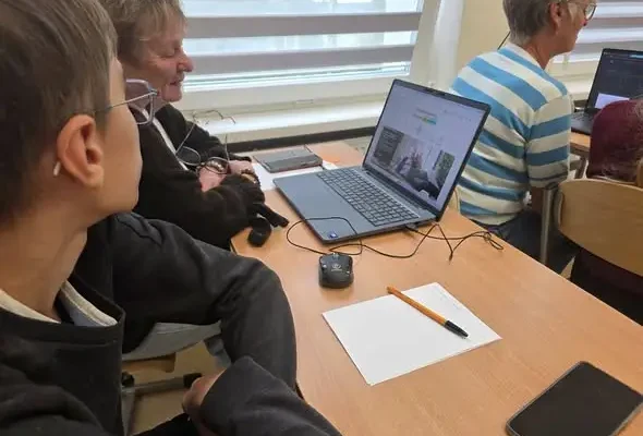 Szkoła Międzypokoleniowa: uczniowie uczyli seniorów bezpieczeństwa w sieci