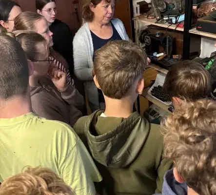 Klasa 5a odkrywała realia „Chłopców z Placu Broni” w Izbie Pamięci w Unisławiu