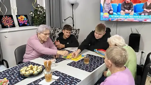 Międzypokoleniowe rozgrywki w planszówki – uczniowie i seniorzy razem przy stole