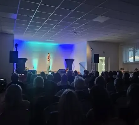 Stand-up Ewy Fajfer w Bajerzu – kultura, humor i wspólne emocje
