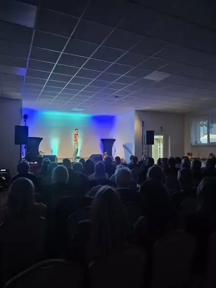 Stand-up Ewy Fajfer w Bajerzu – kultura, humor i wspólne emocje