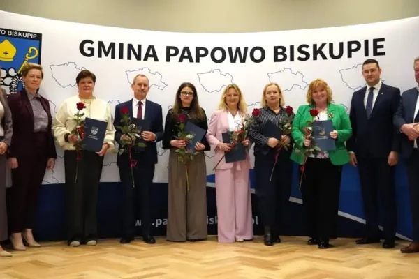Wójt Papowa Biskupiego nagrodził nauczycieli z okazji Dnia Edukacji Narodowej