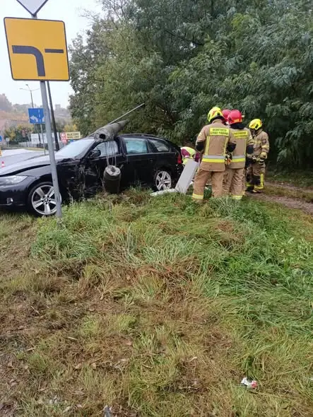 Kolizja z latarnią na ul. Nad Groblą w Chełmnie – bez poszkodowanych