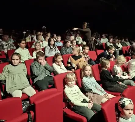Uczniowie klas 1A i 3A odkrywali Toruń i teatralny świat „Mikołajka”