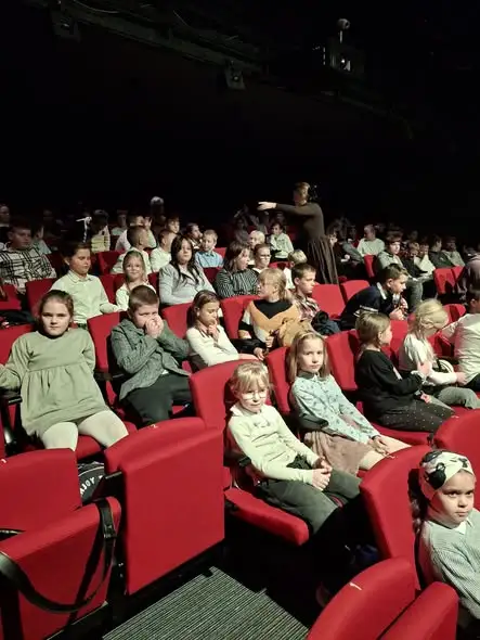Uczniowie klas 1A i 3A odkrywali Toruń i teatralny świat „Mikołajka”