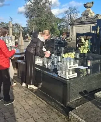 Uczniowie i ZNP uczcili pamięć zmarłych nauczycieli przed Wszystkimi Świętymi